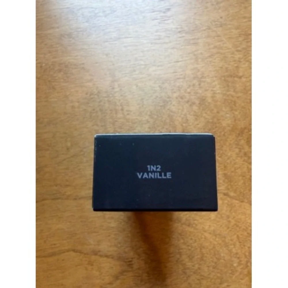 Laura Mercier Flawless Lumiere Radiance-Perfecting Foundation 1N2 Vanille 1oz